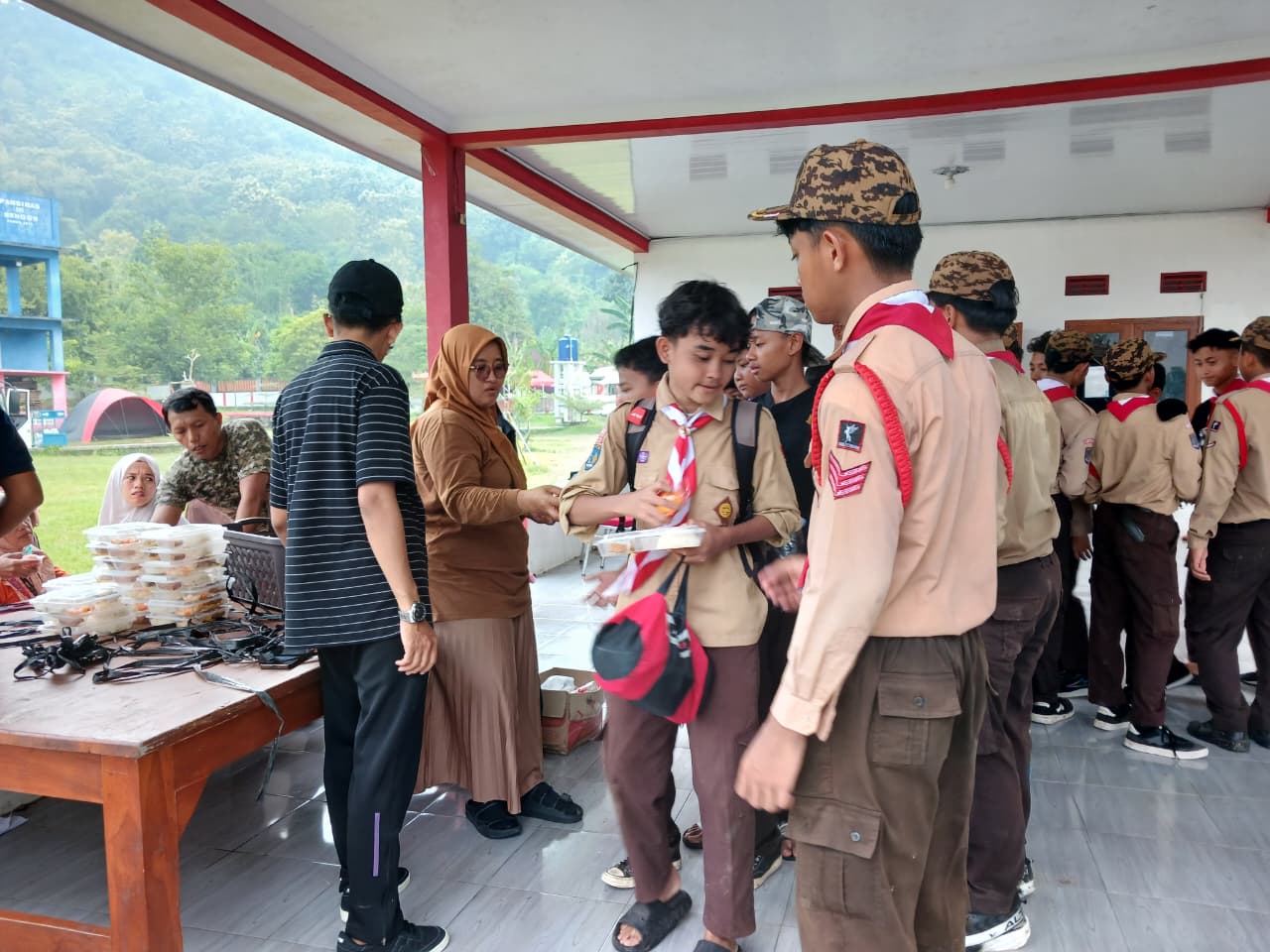 Pembagian MBG Dukung Kegiatan Perkemahan Penggalang MTsN 9 Bantul